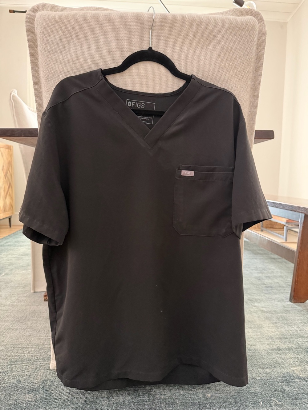 FIGS Men’s Black V-Neck Leon Three-Pocket Scrub Top